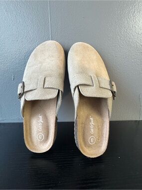 Brand New Size 3 Cat & Jack Taupe Suede Buckle Slip-On Clogs